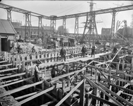 821195 Afbeelding van de bouwwerkzaamheden ten behoeve van uitbreiding van de Gemeentelijke Gasfabriek ...
